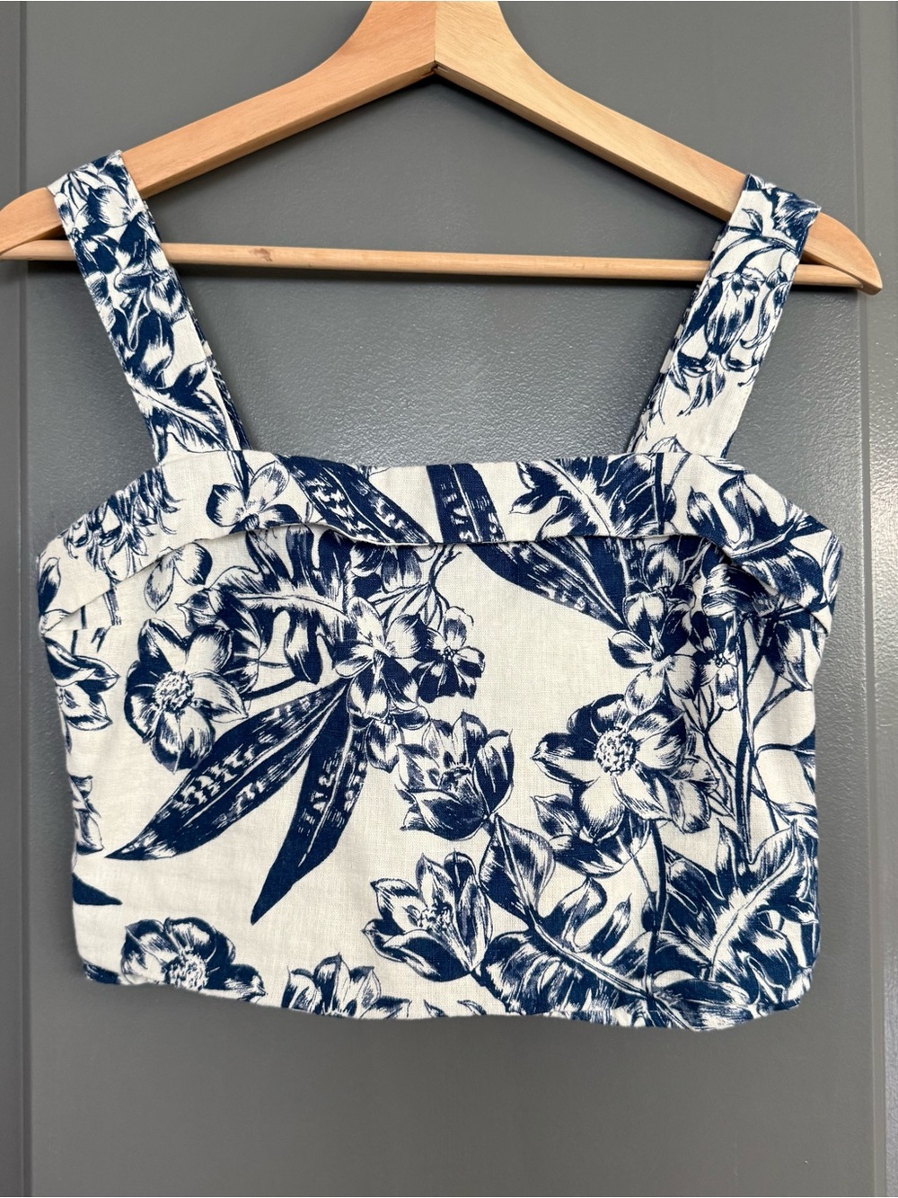 Abercrombie & Fitch Navy Blue and White Floral Print Sleeveless Crop Top